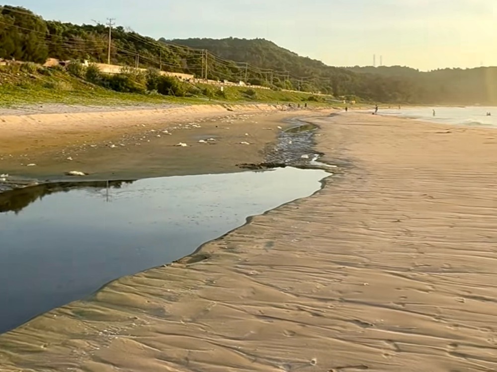 Dong nuoc den ngom xuat phat tu resort, chay ra bo bien Mui Ne khien du khach phan anh la o nhiem moi truong. Anh: Nguoi dan cung cap