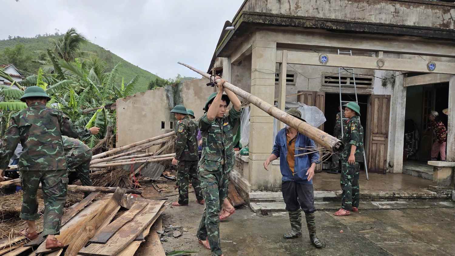 Quan doi da phoi hop voi cac luc luong tai cho, giup dan sua chua, lop lai nha sau loc xoay. Anh: Pham Tung