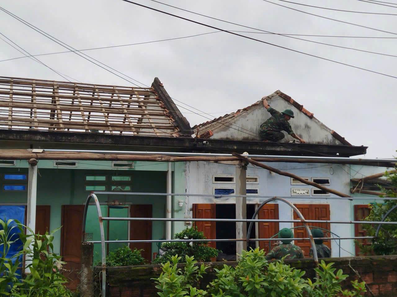 Functional forces help people re-roof their houses after the tornado in Quang Ngai. Photo: Pham Tung