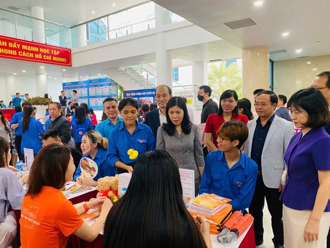 Workers participate in the job fair on November 9 in Cau Giay ward, Hanoi. Photo: Quynh Chi