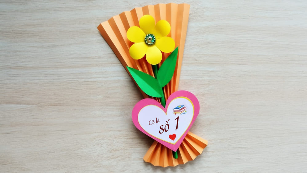 Making bougainvillea by hand will be a special gift for teachers on the occasion of November 20. Photo: Tuan Dat