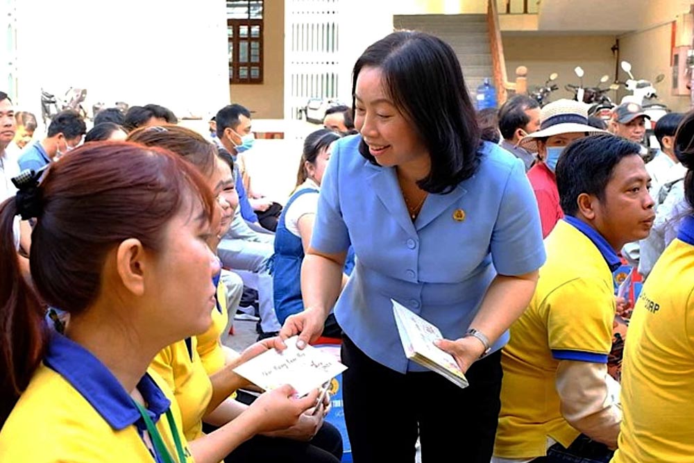 Permanent Vice President of the Vietnam General Confederation of Labor Thai Thu Xuong presents gifts to workers. Photo: Ha Anh