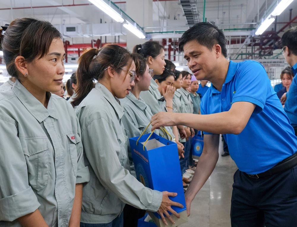 Pho Chu tich Tong LDLDVN Ngo Duy Hieu tang qua nguoi lao dong. Anh: Hai Nguyen