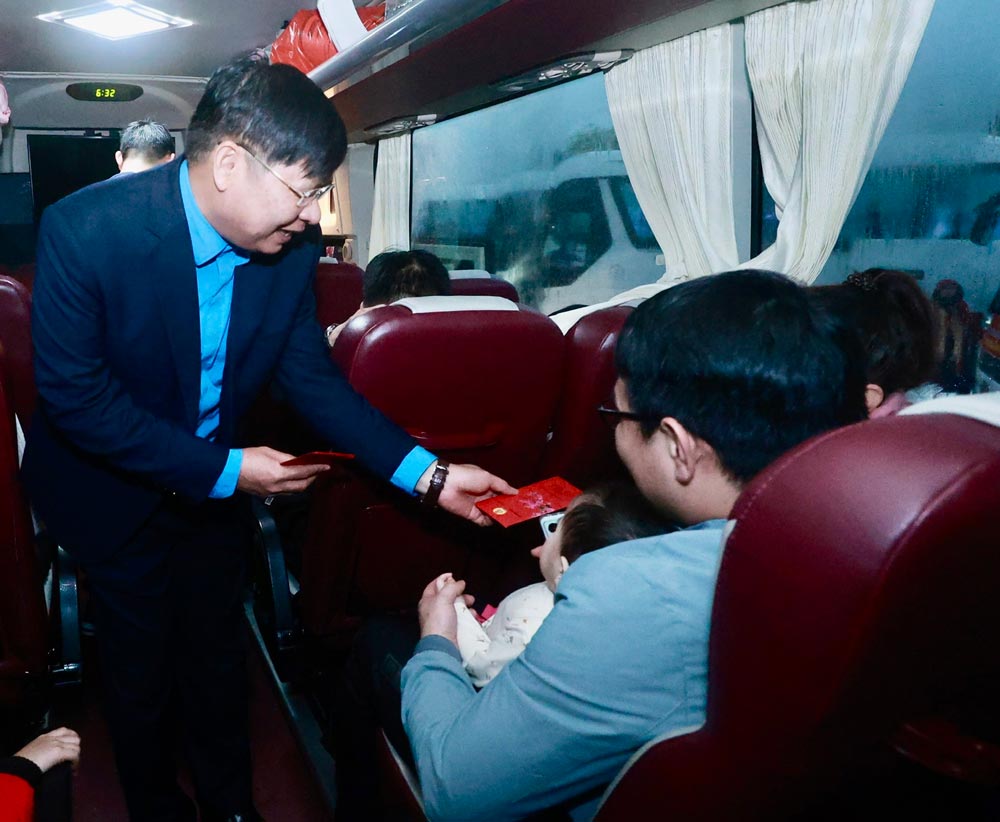 Pho Chu tich Tong LDLDVN Phan Van Anh tang qua Tet, trao li xi cho con nguoi lao dong. Anh: Hai Nguyen