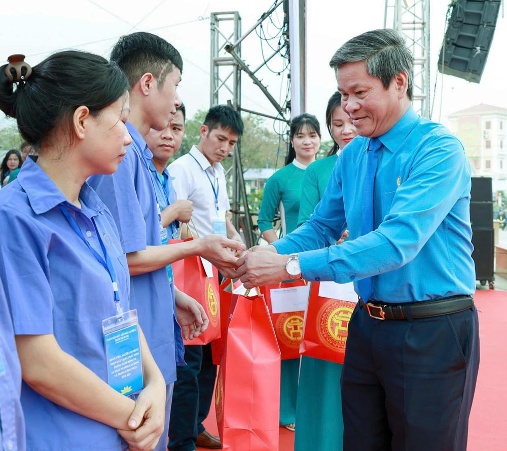 Pho Chu tich Tong LDLDVN Huynh Thanh Xuan tang qua nguoi lao dong. Anh: Hai Nguyen