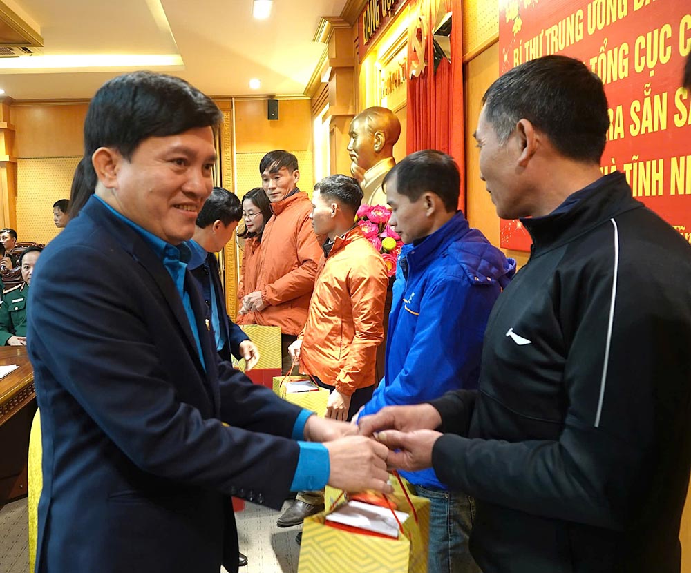 Pho Chu tich Tong LDLDVN Nguyen Xuan Hung tang qua, dong vien nguoi lao dong. Anh: Tran Tuan