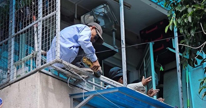 People in old apartment buildings in Ho Chi Minh City hired workers to dismantle "tiger cages". Photo: Minh Tam