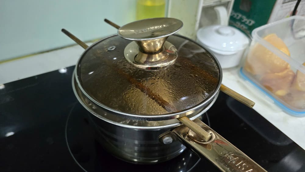 Wood chopsticks have unexpectedly effective uses. Photo: Tuan Dat