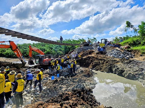 Overcoming the consequences of storms and floods. Photo: Vietnam Railway Corporation