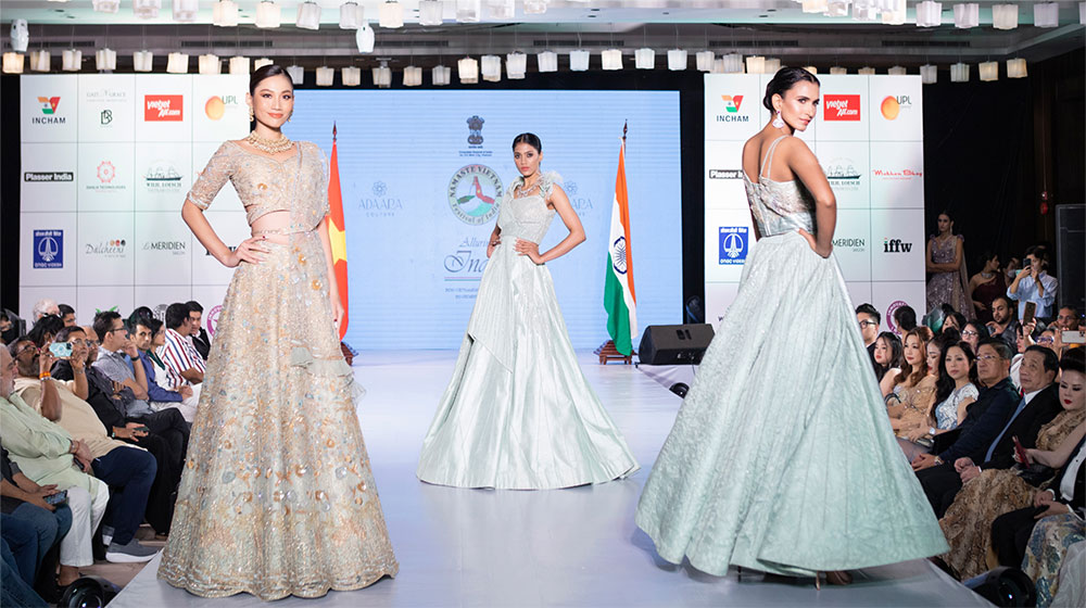 Show trinh dien thoi trang trong khuon kho Namaste Viet Nam lan thu 1. Anh: Rahul Bali 