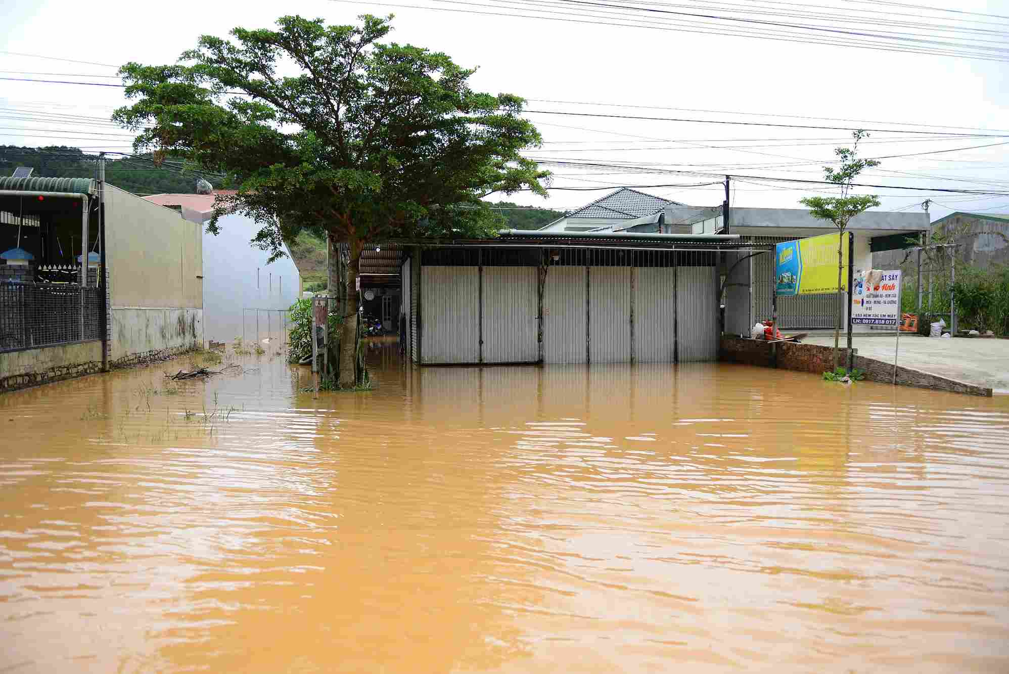 Nha dan tai xa Hiep Thanh bi ngap sau hon 1m khien ba con khong kip tro tay. Anh: Phuc Khanh