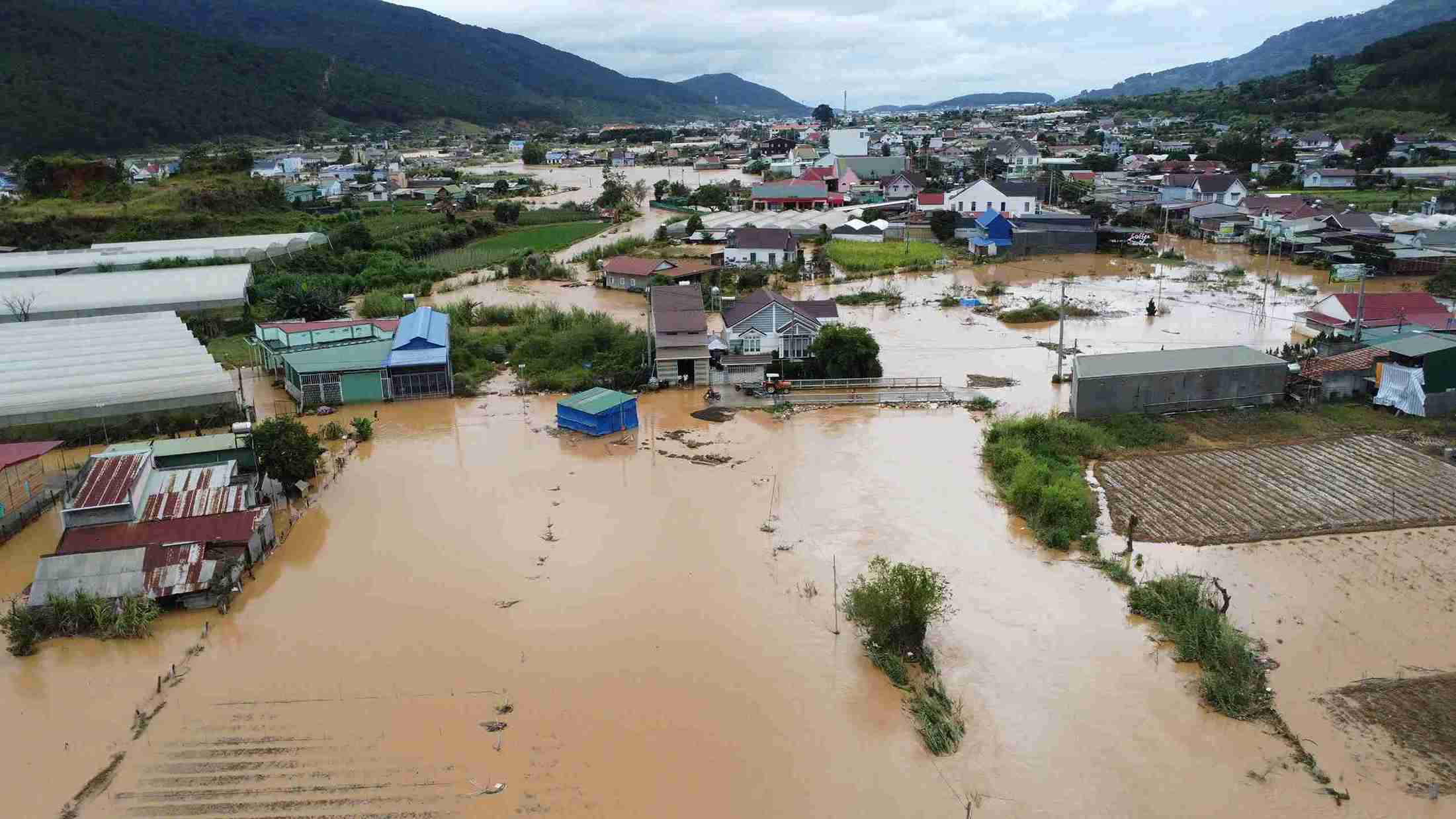 Heavy rain caused some villages in Hiep Thanh commune (Lam Dong) to be deeply flooded. Photo: Phuc Khanh