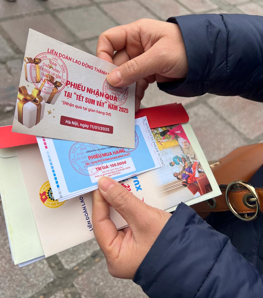 Phieu mua hang va phieu nhan qua tang cua Cong doan Ha Noi danh cho doan vien, nguoi lao dong co hoan canh kho khan mua sam tai Cho Tet Cong doan At Ty 2025. Anh: Kieu Vu