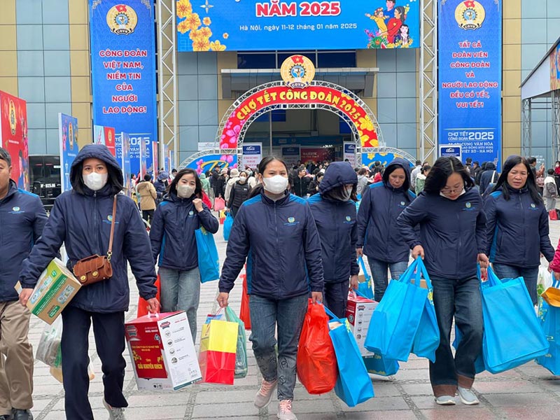 Niem vui cua doan vien, nguoi lao dong mua sam tai Cho Tet Cong doan At Ty 2025 do LDLD Thanh pho Ha Noi to chuc. Anh: Kieu Vu