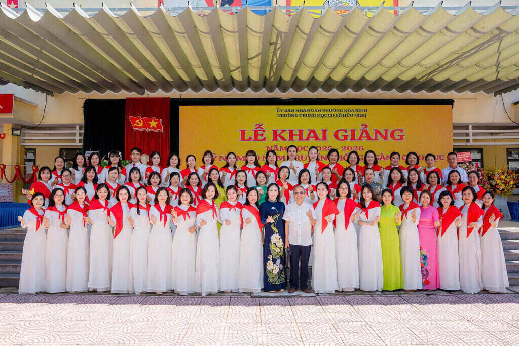 Tap the giao vien Truong THCS Huu Nghi tai le khai giang nam hoc moi 2025 - 2026. Anh: DVCC