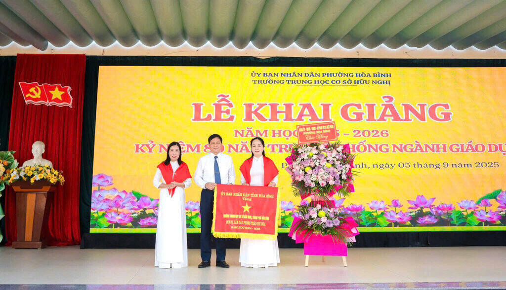 Huu Nghi Secondary School was honored to receive the Excellent Emulation Flag for the 2024 - 2025 school year from the Chairman of the People's Committee of the old Hoa Binh Province (now Phu Tho Province), recognizing the outstanding contributions of the pedagogical community, affirming the pioneering position in the movement of good teaching and good learning in the province. Photo: DVCC