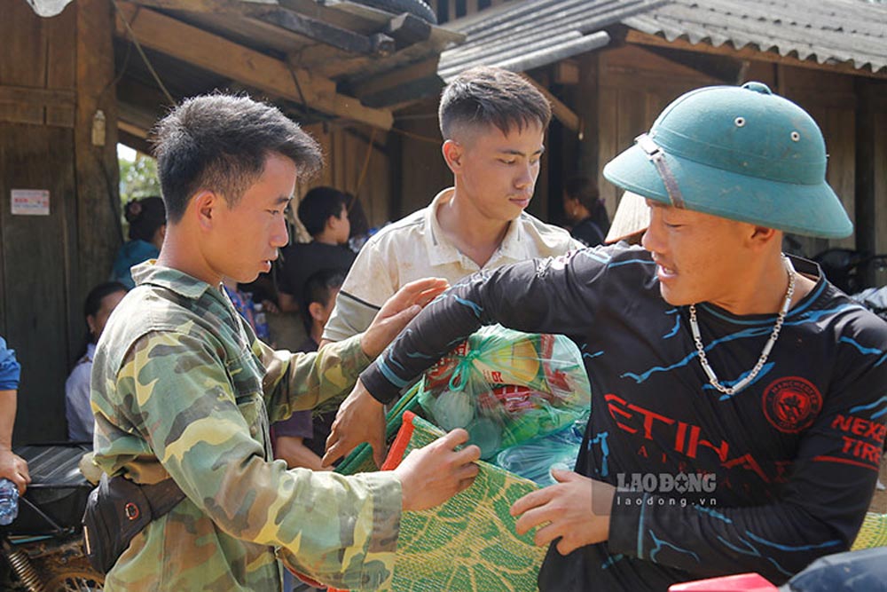 Truong ban Mua A Thi (ben trai). Anh: Quang Dat