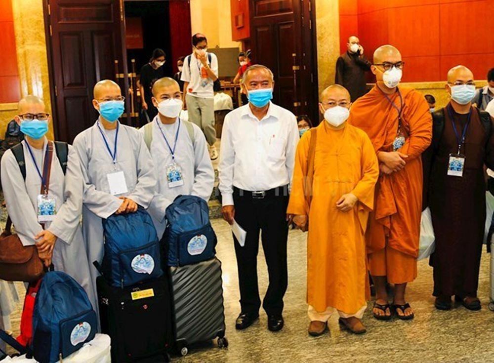 Cac tinh nguyen vien phat giao tham gia ho tro phong chong dich COCID-19 chuan bi xuat quan. Anh: Huong Diep