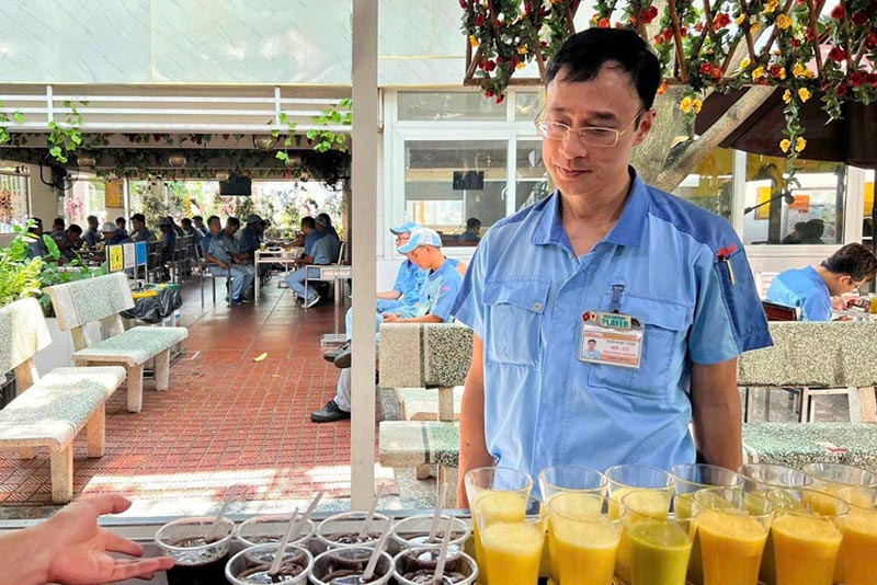 Ong Ngo Ngoc Vinh - Chu tich Cong doan co so Cong ty TNHH Dien Stanley Viet Nam kiem tra tai cang tin Cong doan phuc vu nguoi lao dong cong ty. Anh: NVCC