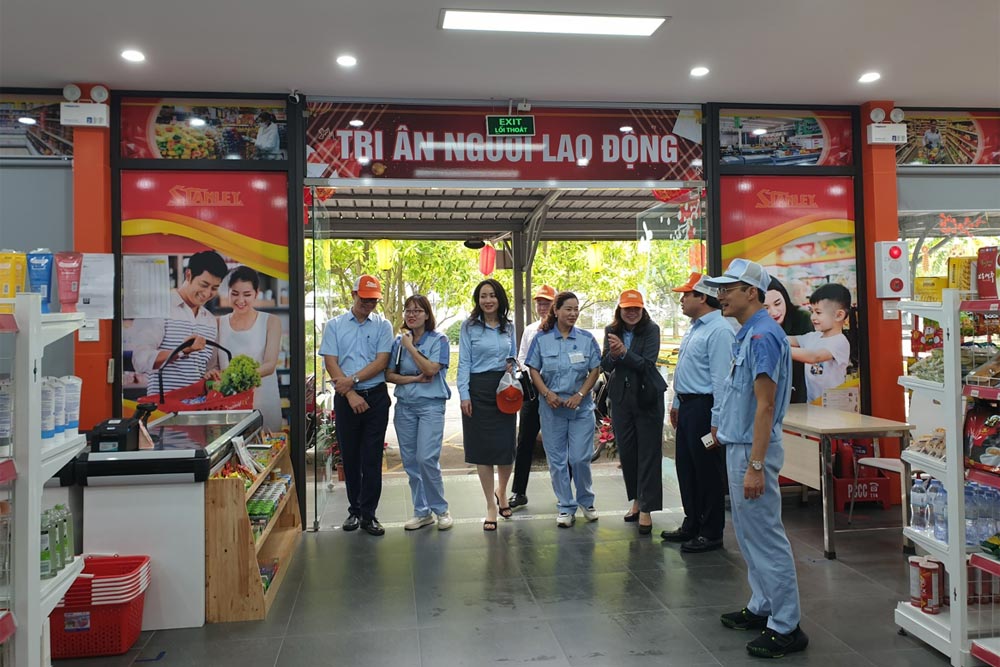 Cong doan Tong Cong ty Dau tu va Phat trien nha Ha Noi trao doi, hoc tap kinh nghiem hoat dong Cong doan tai Cong ty TNHH Dien Stanley Viet Nam, trong do co tham quan Sieu thi Cong doan phuc vu nguoi lao dong Cong ty TNHH Dien Stanley Viet Nam. Anh: CDCS