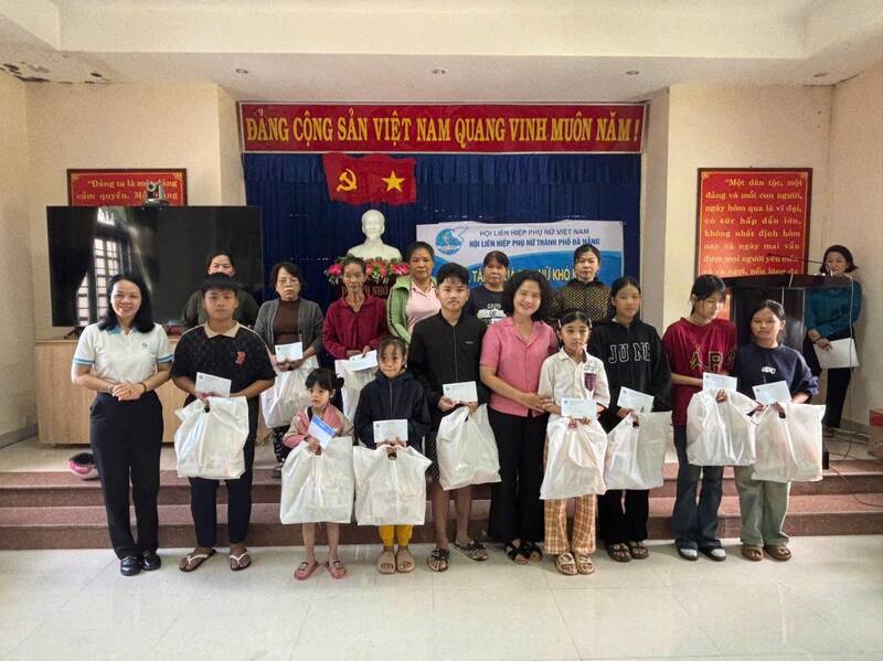 Doan cong tac cua Hoi Lien hiep Phu nu TP Da Nang den tham va trao qua cho 30 ho gia dinh kho khan va 20 tre em mo coi tai xa Nong Son - dia phuong chiu anh huong nang ne sau dot bao, lut vua qua. Anh: Hoi LHPN TP Da Nang  