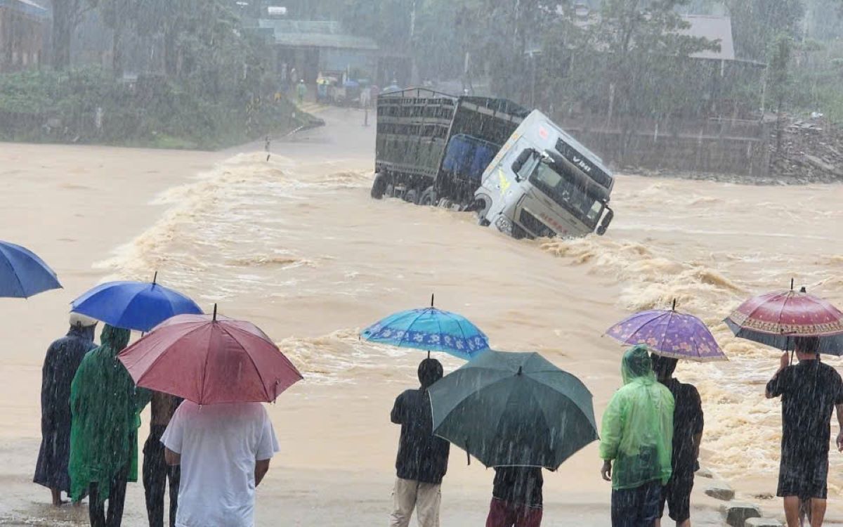 The car crossed the floodwaters and was swept away. Photo: H.Nguyen