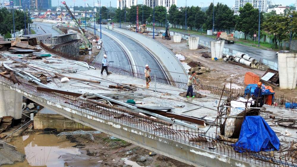 Cong nhan thi cong tai tru cau N3 – N4 tren huong Mai Chi Tho – Dong Van Cong, tung buoc hoan thien ket cau. Ảnh: Anh Tu