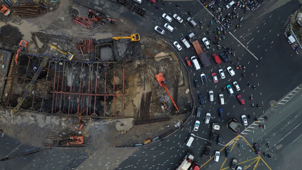 Dong xe di chuyen qua khu vuc thi cong tai nut giao An Phu, mat duong duoc thu hep de dam bao mat bang. Ảnh: Anh Tu
