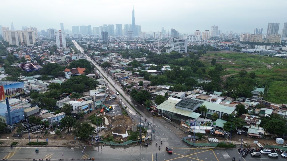 Cac tru cau da dung xong tren duong Luong Dinh Cua, song toan tuyen van phai cho ban giao mat bang de thi cong mo va ket cau nhip.