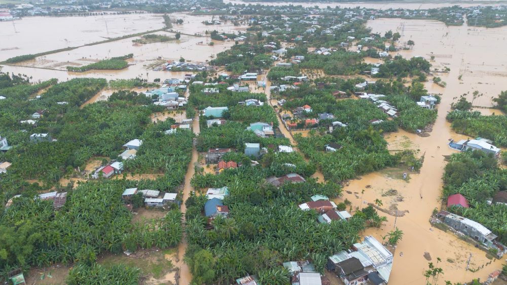 Thon Phu My, xa Dai Loc, TP Da Nang nuoc dang len cao khien hang tram ngoi nha khu vuc nay chim trong nuoc. Anh: Tran Thi