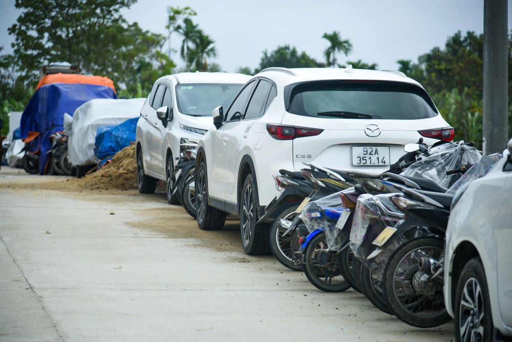 Nguoi dan dua xe den noi cao de tranh lu. Anh: Tran Thi