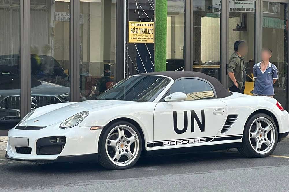 El Porsche Boxster 987.1 con matricula de vestibulo reaparece en las calles de Vietnam. Foto: Phong Diep