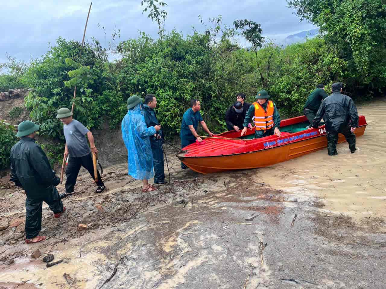Due to complicated floods, the Provincial Defense Command of Area 5 - Ayun Pa dispatched a motorboat to rescue isolated people. Photo: DVCC