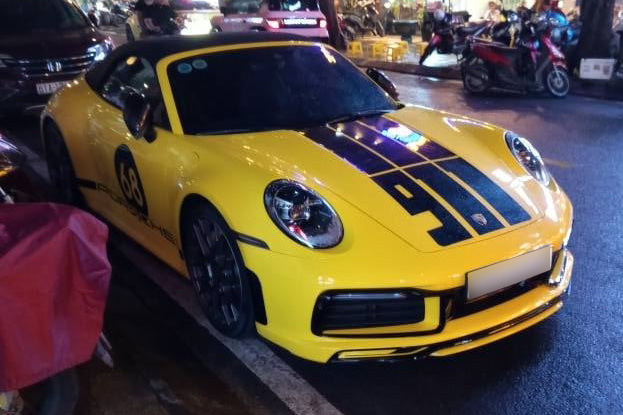El Porsche 911 S Cabriolet 992 aparecio en las calles de Ciudad Ho Chi Minh con un exterior dorado y muchos detalles personalizados. Foto: Quoc Lam