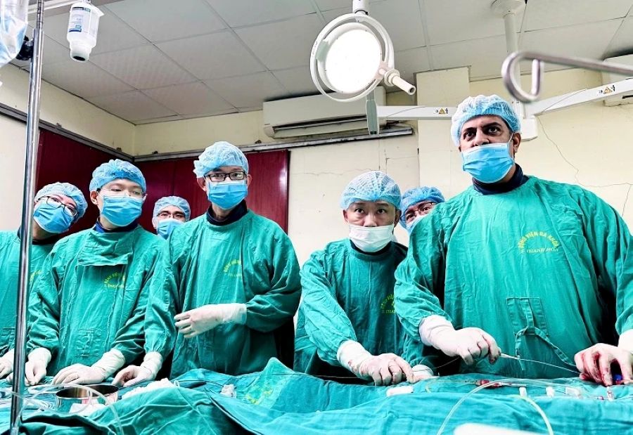 The medical team of Thanh Hoa General Hospital performed a patient's peripheral artery valve exchange under the support of an Indian medical expert. Photo: Thuy Dung