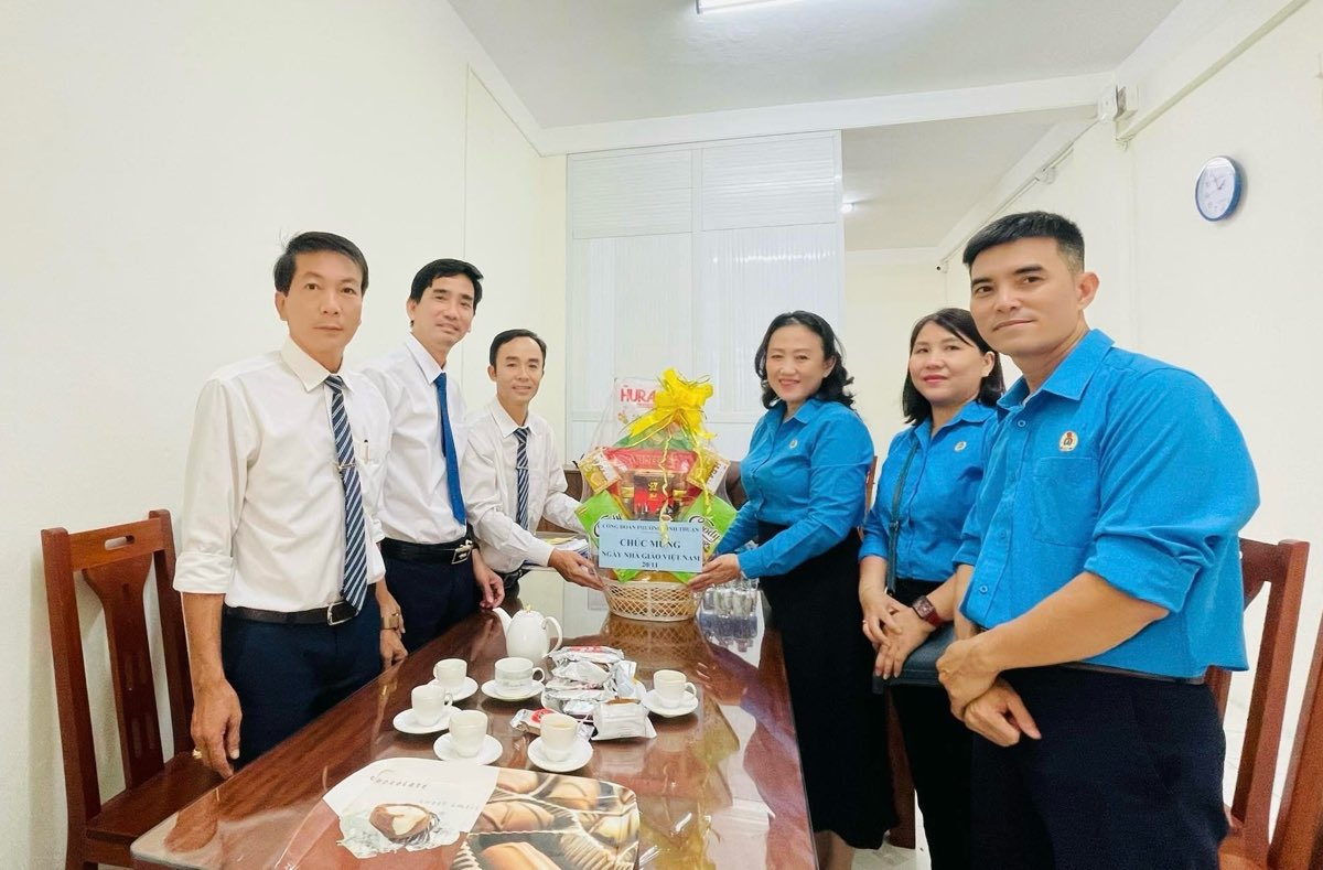 Cong doan phuong Binh Thuan den tham Cong doan co so Truong THCS - THPT Le Loi. Anh: Pham Duy