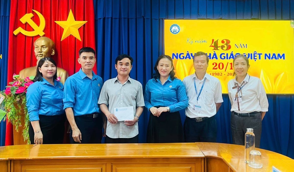 Trao phan qua ho tro doan vien bi anh huong do mua lu. Anh: Pham Duy