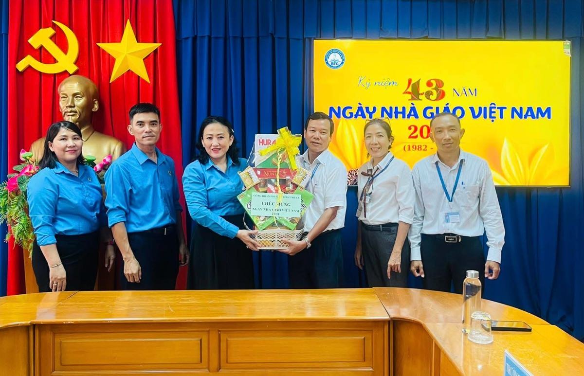 Binh Thuan Ward Trade Union visited and presented gifts to Binh Thuan College Trade Union. Photo: Pham Duy