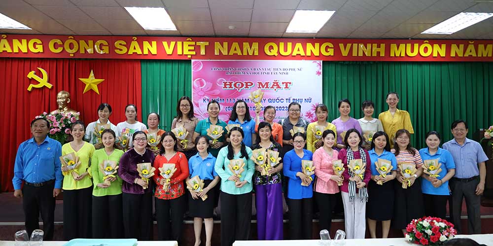 Dang uy, Ban Giam doc, Ban chap hanh Cong doan co so BHXH tinh tang hoa chuc mung chi em phu nu nhan ki niem Ngay Quoc te Phu nu 8.3. Anh: BHXH tinh Tay Ninh