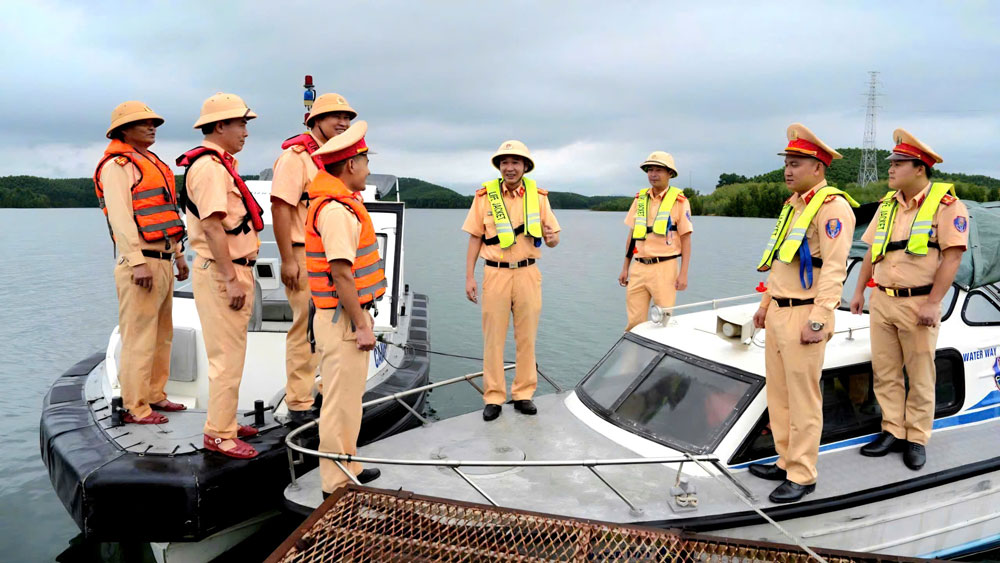 Luc luong CSGT tuan tra, kiem soat ca ngay lan dem de kip ngan chan vi pham. Anh: Duy Dung