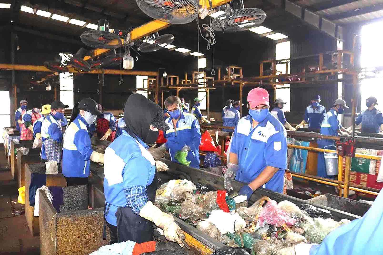 Dong Nai省クアンチュン廃棄物処理場での廃棄物処理。資料写真:HAC