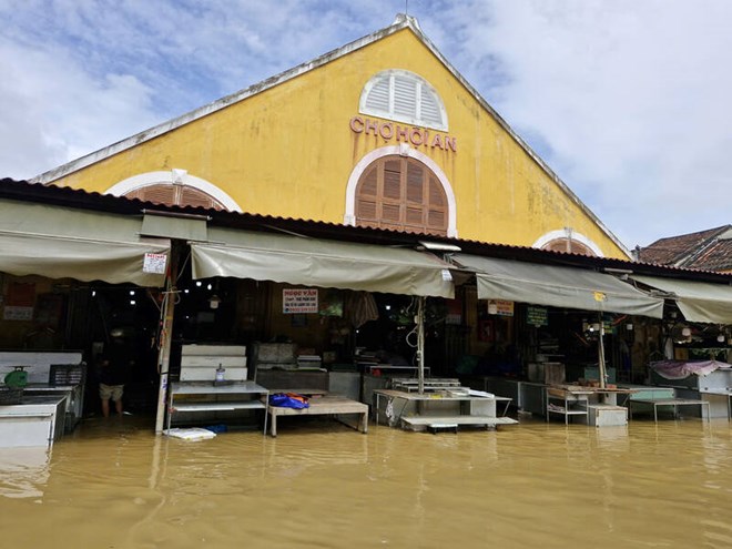Weather forecast for prolonged heavy rain in the Central region, widespread flooding occurred in provinces and cities from Quang Tri to Khanh Hoa. Photo: Thu Giang
