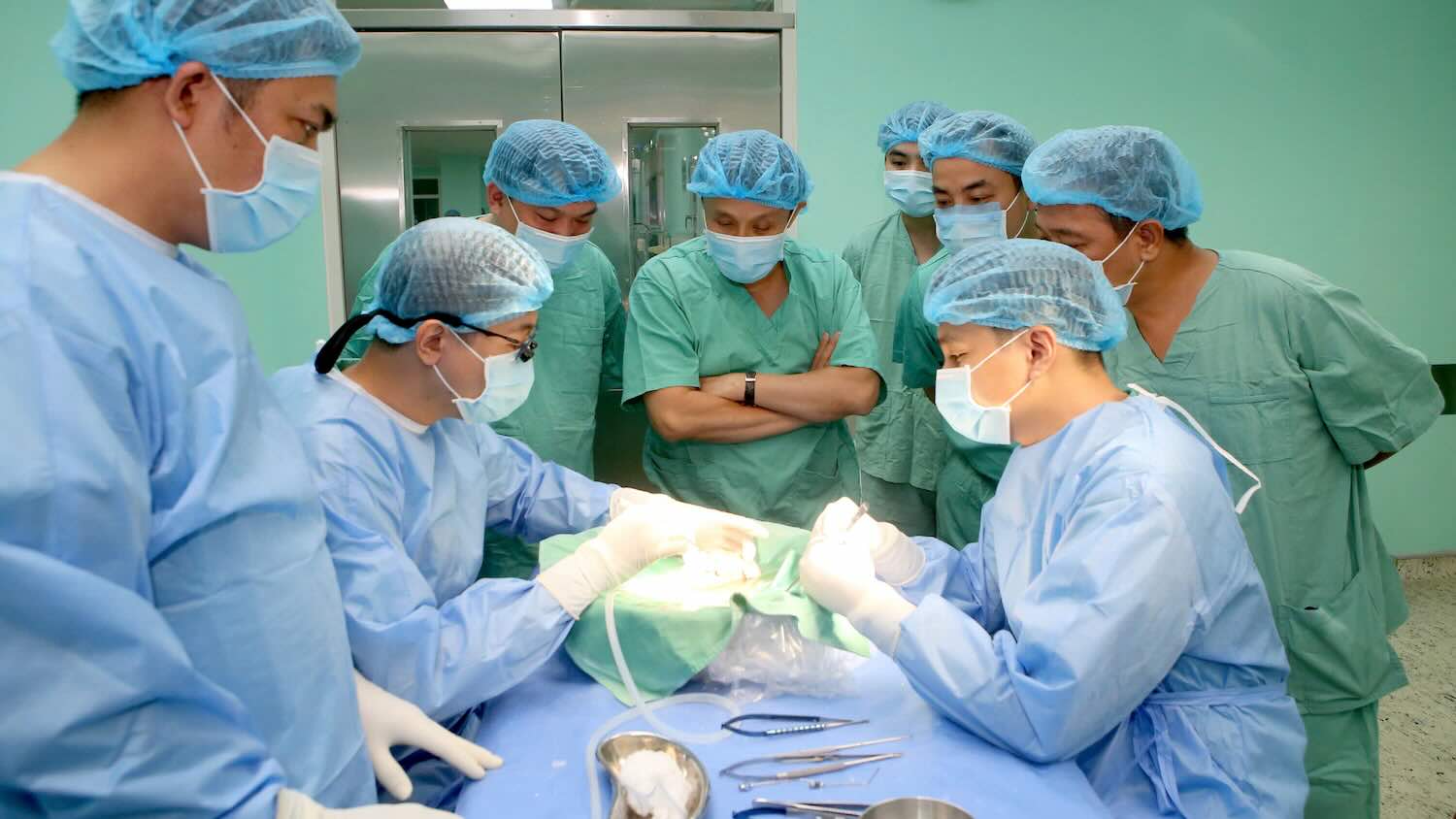 Doctors performed the liver transplant. Photo: Lan Huong.