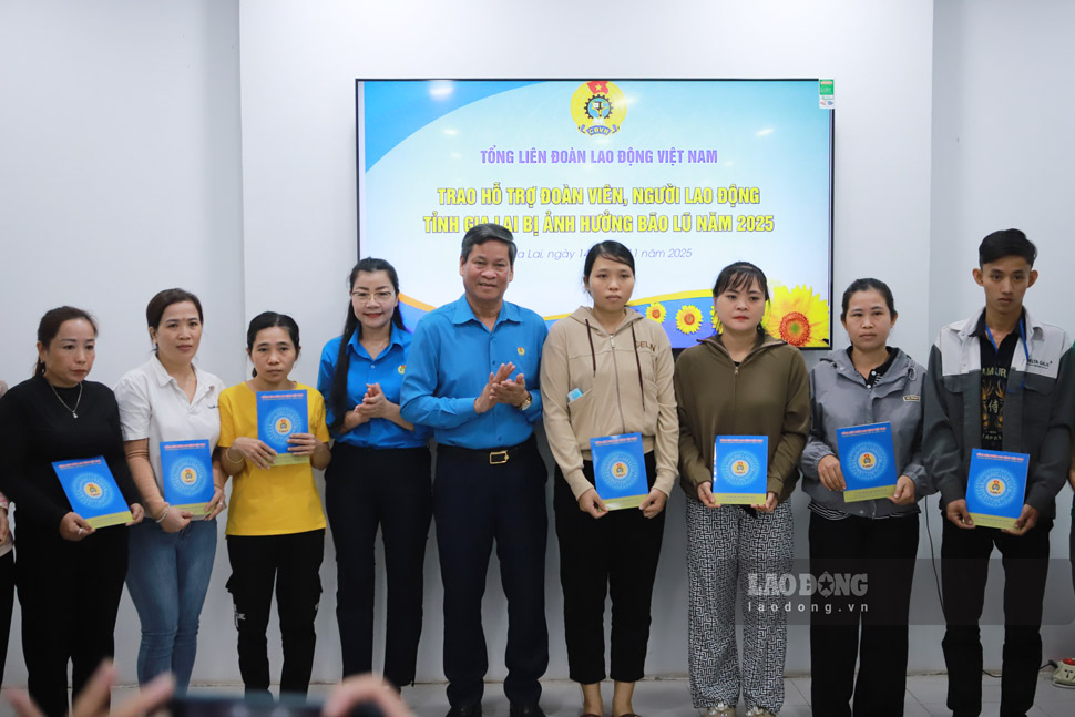 Pho Chu tich Tong LDLD Viet Nam Huynh Thanh Xuan trao ho tro cho 120 doan vien, nguoi lao dong co nha bi thiet hai nang do bao. Anh: Hoai Phuong