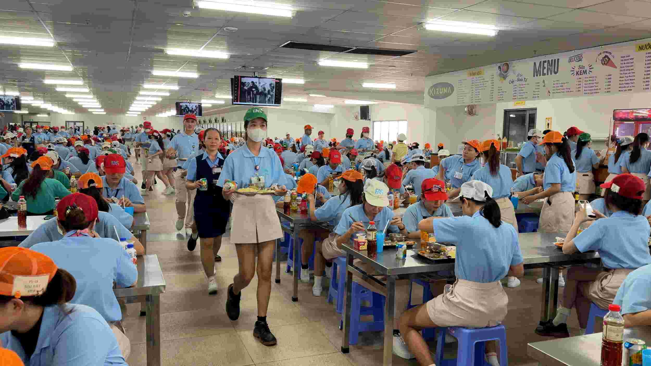 노동조합원과 노동자들이 노동조합이 주최한 식사를 즐기고 있습니다. 사진: 호앙록