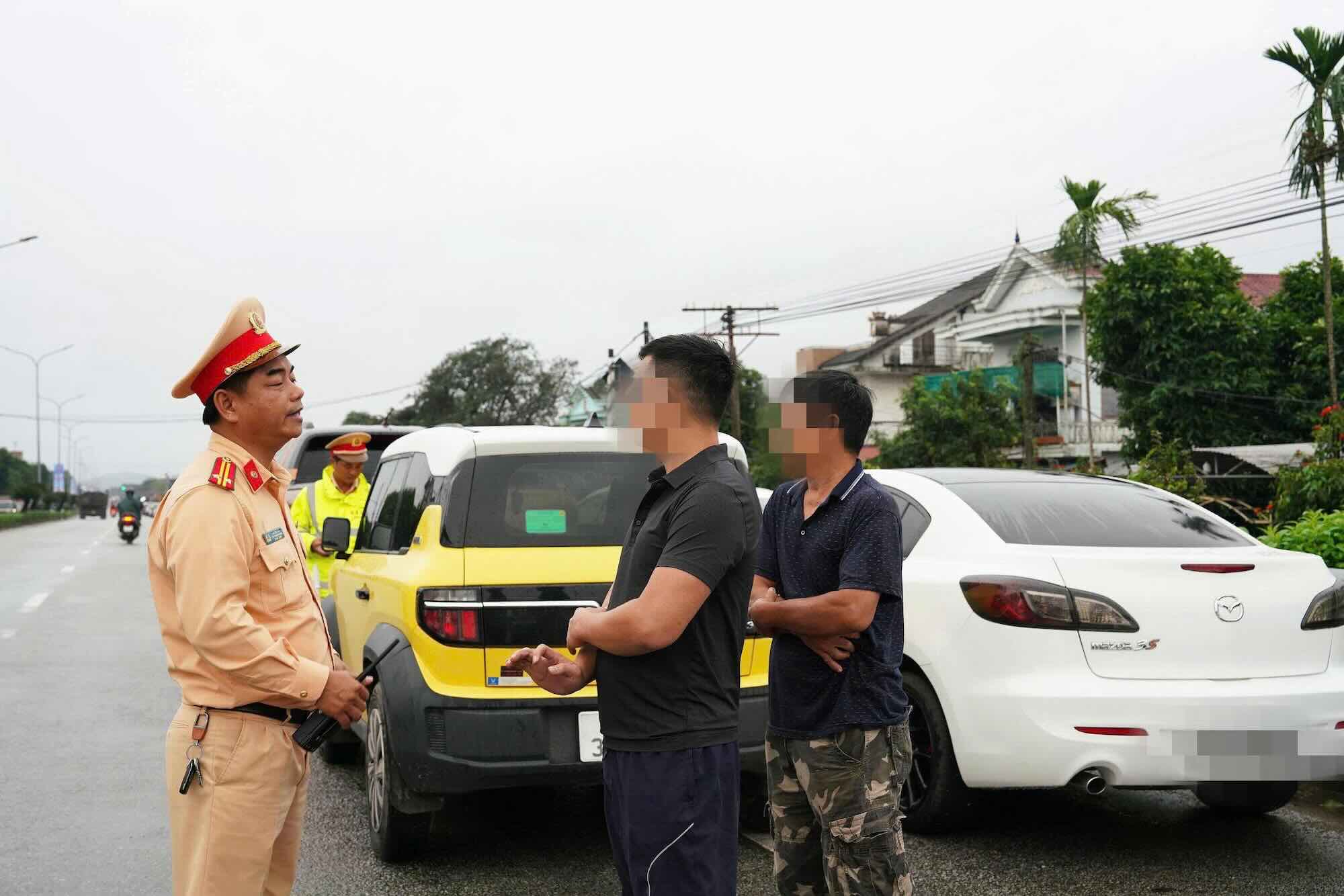 The authorities reminded people to park their vehicles in the right place during floods. Photo: Tran Hong.