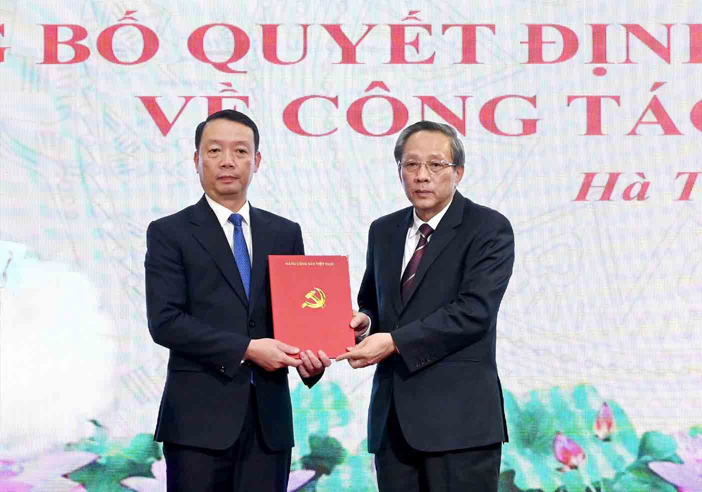 Mr. Hoang Dang Quang - Deputy Head of the Central Organizing Committee (right) presented the decision of the Secretariat to the new Deputy Secretary of the Ha Tinh Provincial Party Committee Phan Thien Dinh. Photo: Ha Thu.