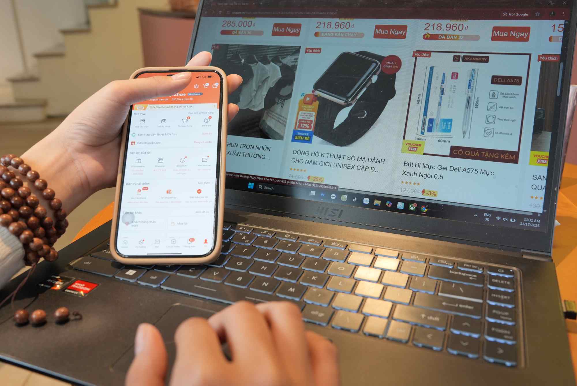 재정적 압박에 직면한 젊은이들 사이에서 장바구니가 급증하고 있습니다. 사진: Huyen Trang