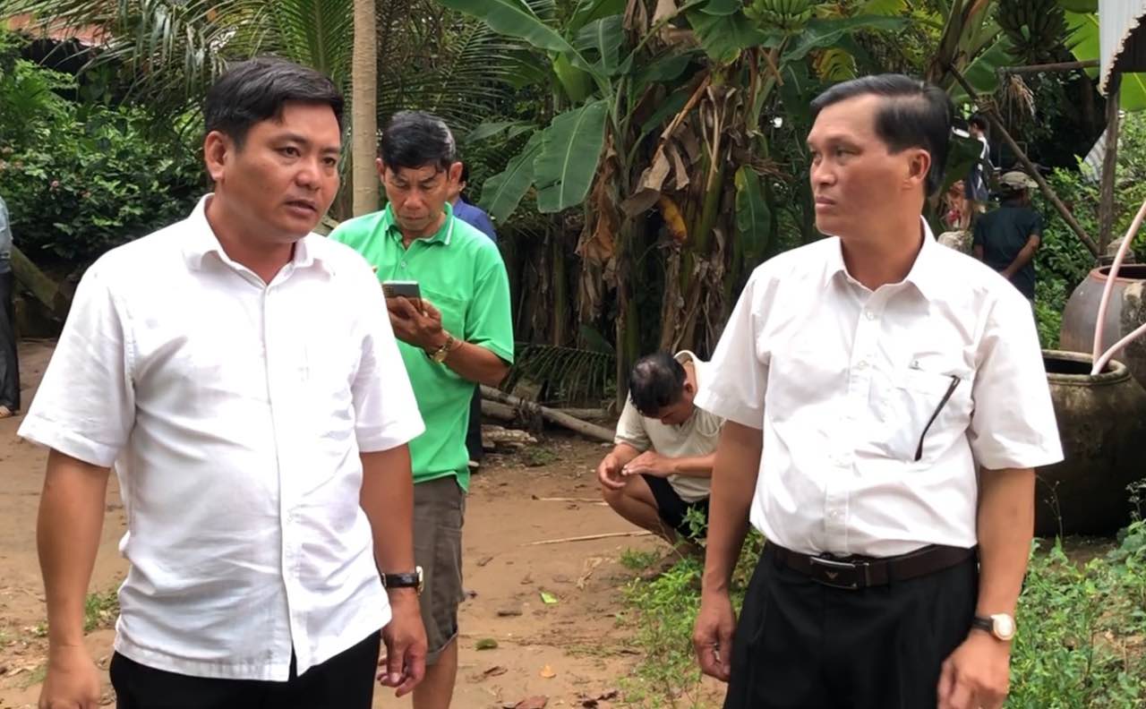 Ong Tran Thanh Nghi - Chu tich UBND xa Phu Huu (tinh An Giang) - den hien truong chi dao luc luong chuc nang. Anh: Nghia Thanh