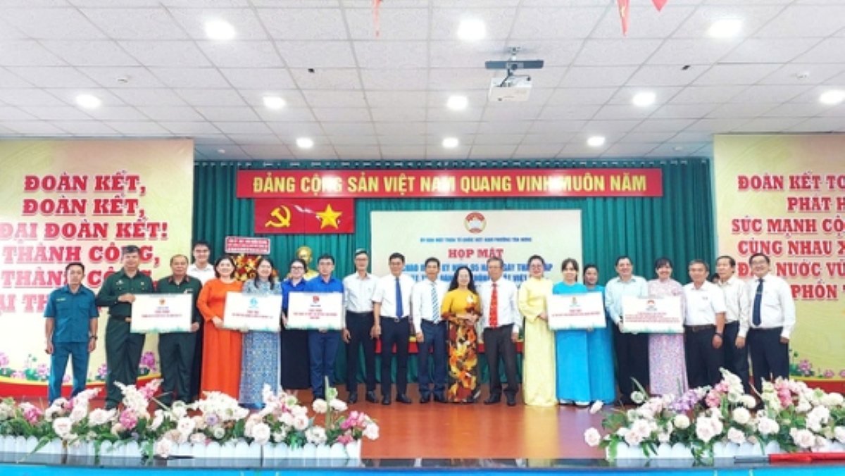 Khen thuong 26 cong trinh thi dua “Thanh pho Muon sac hoa” tren dia ban phuong Tan Hung. Anh: Mai Anh